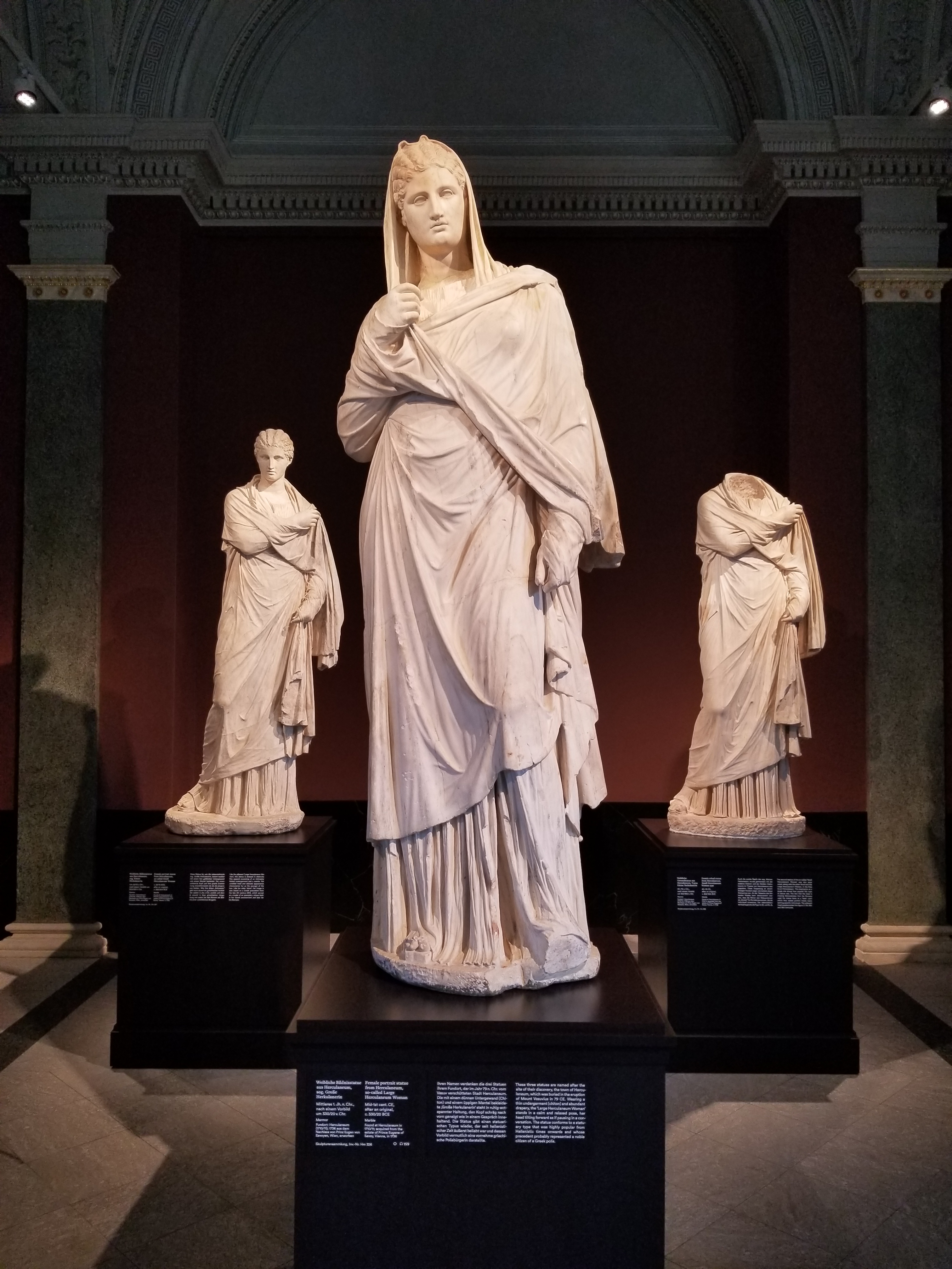 The first finds of archaeology, the women of Herculaneum, Statuen, Dresden